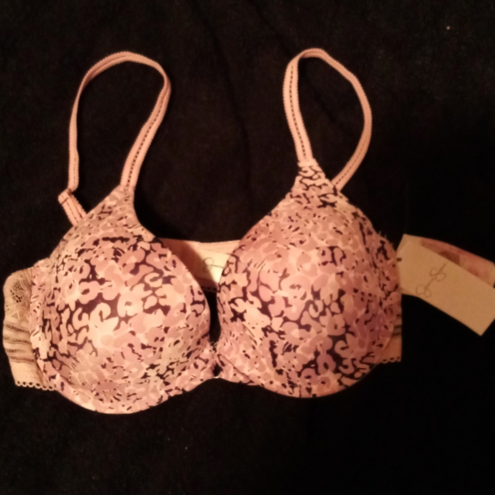 Jessica Simpson bra.
